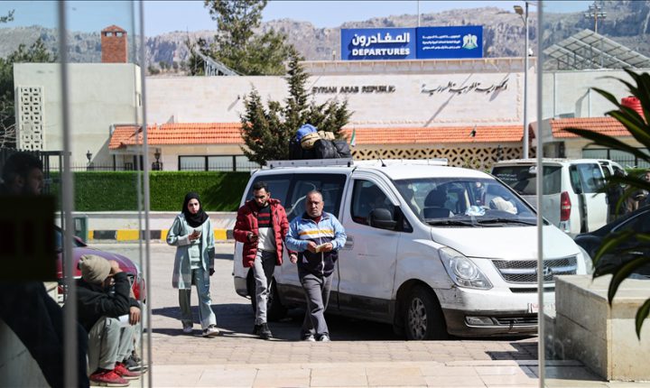 سوريا تعلق العمل بمعبر حدودي مع لبنان بعد إنذار إسرائيلي