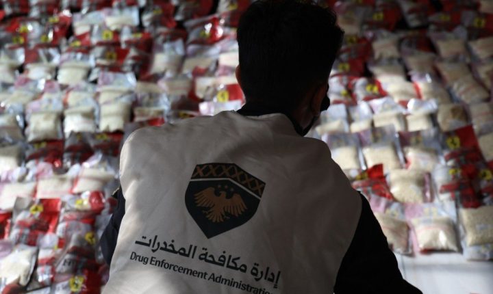 الداخلية تفكك شبكة تهريب مخدرات وتضبط 1.7 مليون حبة كبتاغون بالتعاون مع العراق