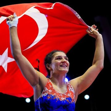 اللاعبة التركية نسرين باش تتوج ببطولة أوروبا في المصارعة