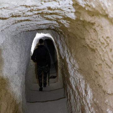 العثور في حمص على نفق يمتد إلى لبنان وضبط أسلحة