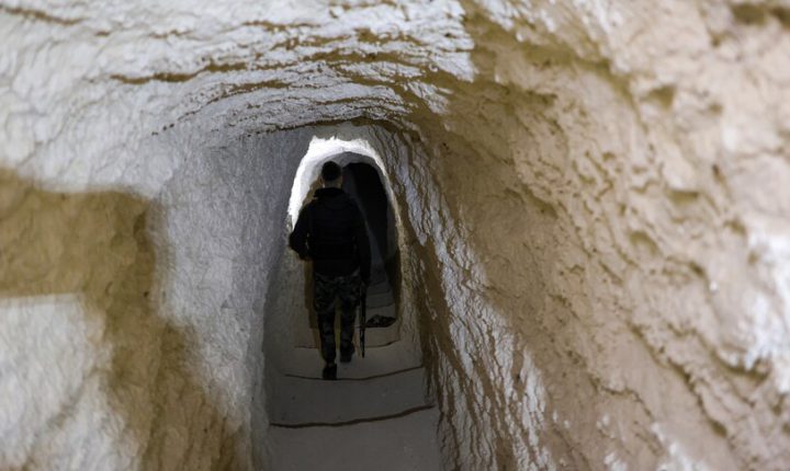العثور في حمص على نفق يمتد إلى لبنان وضبط أسلحة