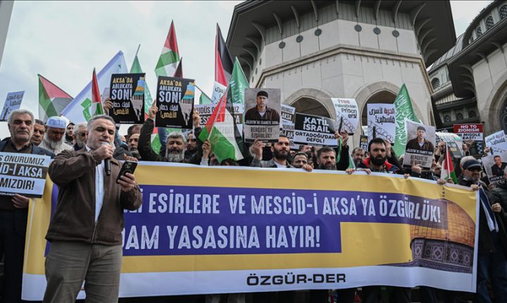 وقفة في إسطنبول رفضاً لحصار الأقصى وإعدام الأسرى الفلسطينيين