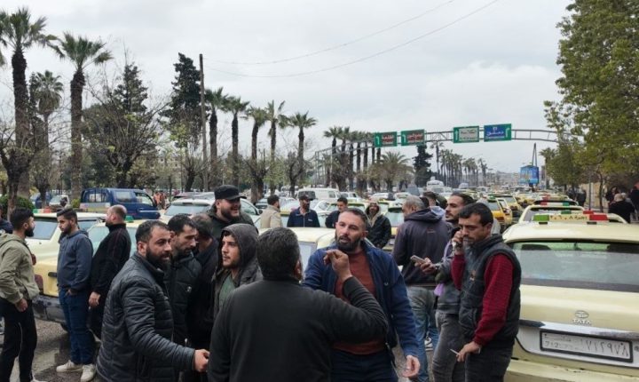 وقفة احتجاجية لسائقي سيارات الأجرة بحلب مطالبين بتنظيم عملهم
