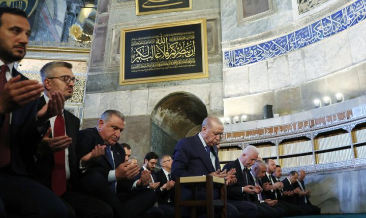 أردوغان يصلي الجمعة في آيا صوفيا في ذكرى فتح إسطنبول