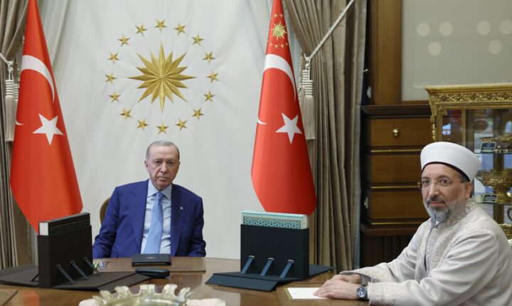 أردوغان يتبرع بأضحيته لصالح وقف الديانة التركي