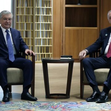 أردوغان يبحث مع رئيس أوزبكستان التعاون في صناعات الدفاع