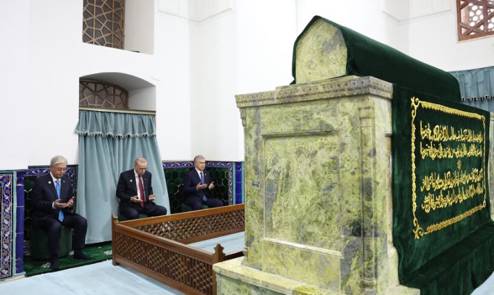 أردوغان يزور ضريح المتصوف يسوي بكازاخستان