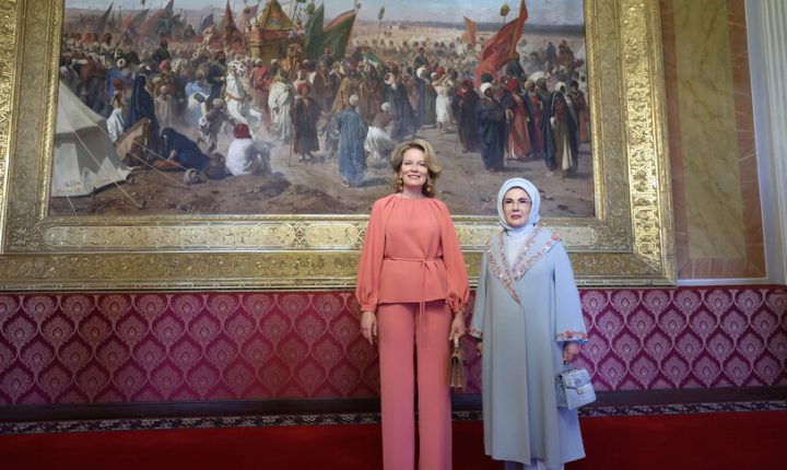 عقيلة أردوغان تستقبل ملكة بلجيكا في قصر دولمة بهتشة