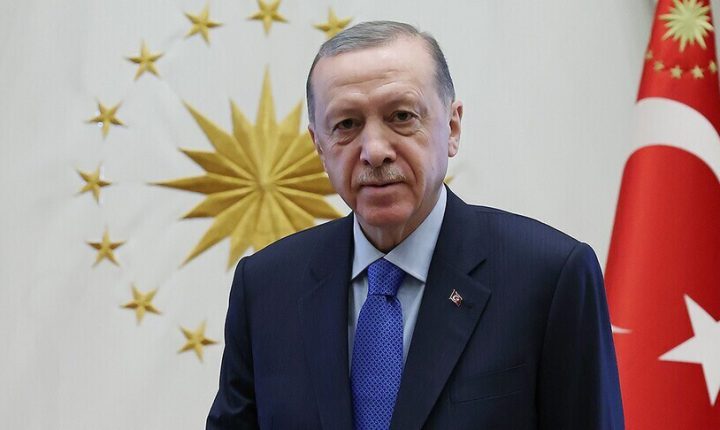 أردوغان يزور قبري والديه في اسطنبول عشية عيد الأضحى