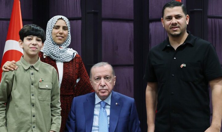 أردوغان يستقبل الطفل الفلسطيني رمضان أبو جزر في إسطنبول