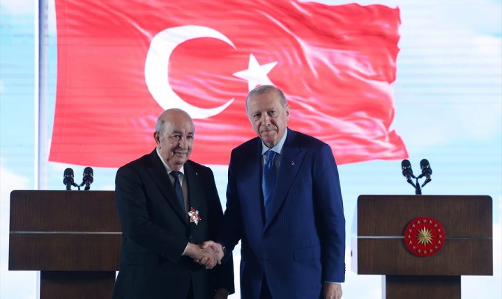أردوغان يقلد نظيره الجزائري “وسام الدولة” التركية و يقيم مأدبة عشاء على شرفه