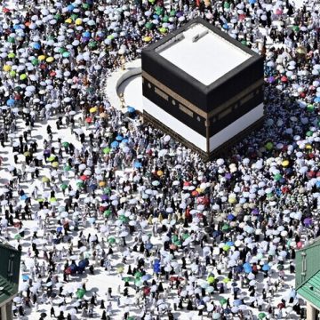 حجاج بيت الله الحرام يختتمون مناسكهم بطواف الوداع