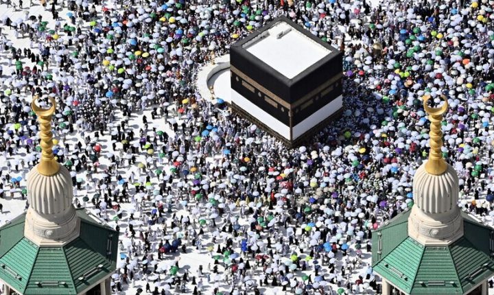حجاج بيت الله الحرام يختتمون مناسكهم بطواف الوداع