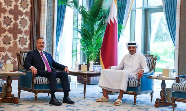 أمير قطر يبحث مع وزير خارجية تركيا جهود خفض التصعيد بالمنطقة