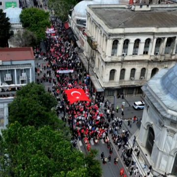 إسطنبول تحيي ذكرى الفتح الـ573 بمسيرة من بيازيد إلى آيا صوفيا