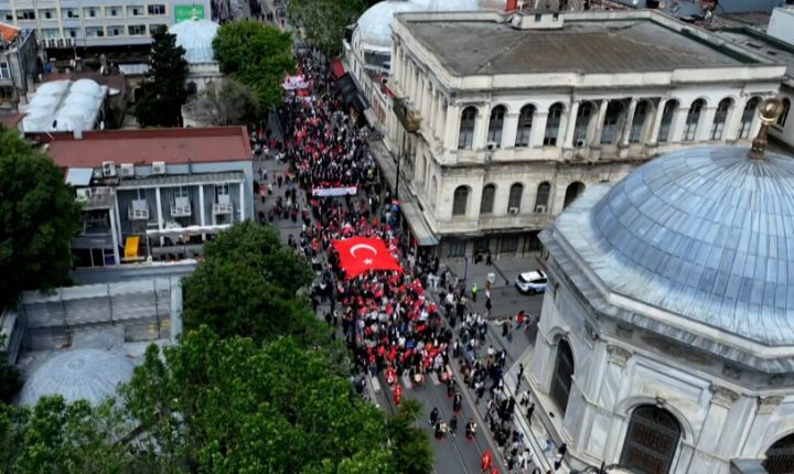 إسطنبول تحيي ذكرى الفتح الـ573 بمسيرة من بيازيد إلى آيا صوفيا