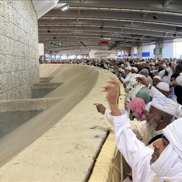 الحجاج يبدؤون رمي الجمرات وذبح الأضاحي في أول أيام العيد