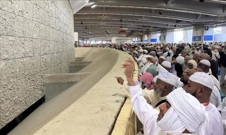 الحجاج يبدؤون رمي الجمرات وذبح الأضاحي في أول أيام العيد