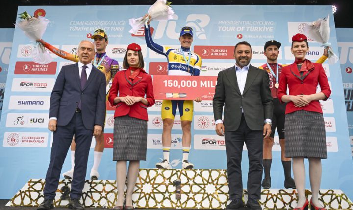الأسترالي بيرويك يتوج بلقب سباق الرئاسة التركية للدراجات الهوائية