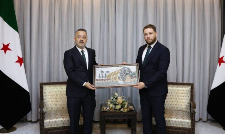 محافظ حماة يبحث مع السفير التركي تعزيز العلاقات ومشاريع التوأمة مع البلديات التركية