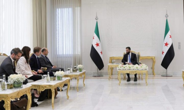 الشرع يستقبل رئيس الأركان الخاص للرئيس الفرنسي في قصر الشعب