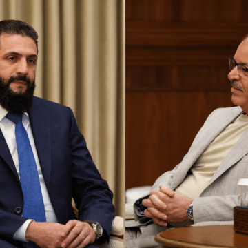 الشرع يستقبل نقيب الفنانين السوريين في قصر الشعب