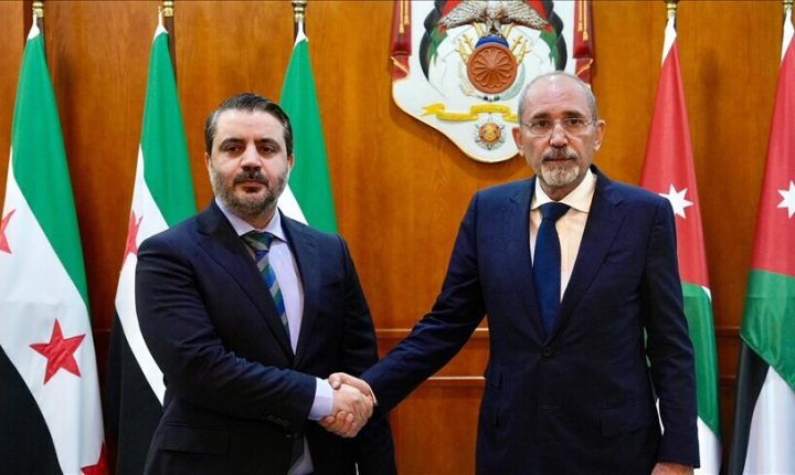 وزيرا خارجية الأردن وسوريا يبحثان تعزيز العلاقات والتهدئة بالمنطقة