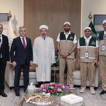 رئيس الشؤون الدينية التركي يلتقي وزير الحج والعمرة السعودي في مكة