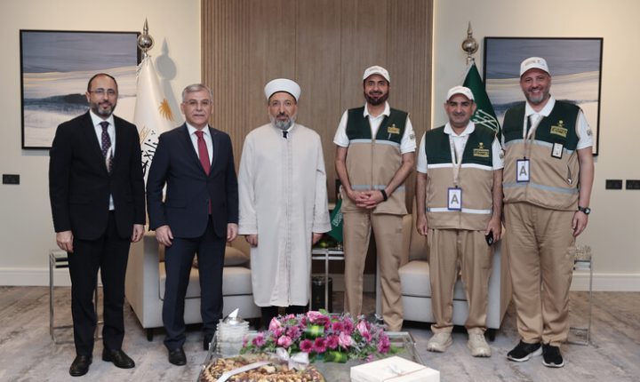رئيس الشؤون الدينية التركي يلتقي وزير الحج والعمرة السعودي في مكة