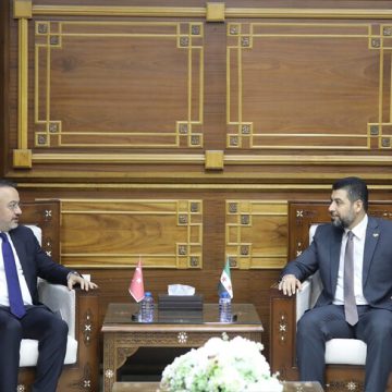 سفير تركيا ومحافظ اللاذقية يتفقدان ميناء المدينة ويبحثان فرص التعاون