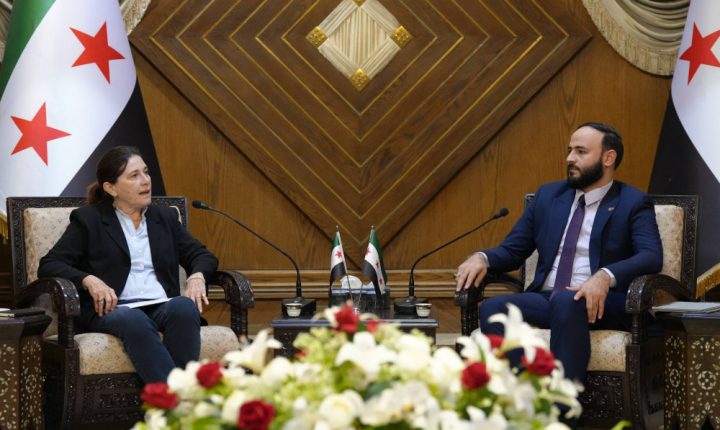محافظ حلب يبحث مع وفد أممي واقع المخيمات وسبل دعم العودة