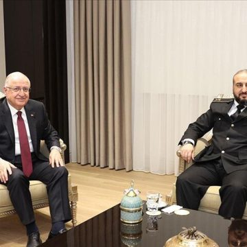 وزيرا دفاع تركيا وسوريا يبحثان قضايا إقليمية وأمنية