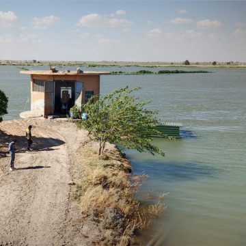 لجنة الاستجابة الطارئة في دير الزور ترجّح بدء انحسار المياه على ضفتي الفرات مساء الأحد