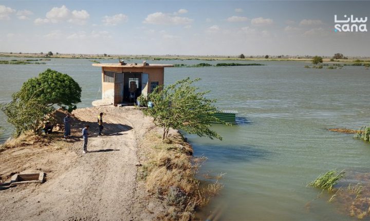لجنة الاستجابة الطارئة في دير الزور ترجّح بدء انحسار المياه على ضفتي الفرات مساء الأحد