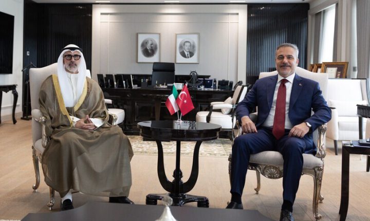 فيدان يستقبل وزير الخارجية الكويتي في أنقرة