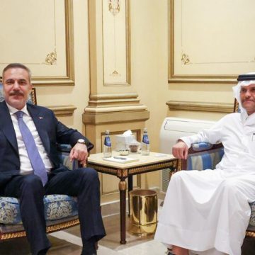 فيدان يلتقي نائب رئيس الوزراء القطري في الدوحة ويقدم تعازيه لخليل الحية