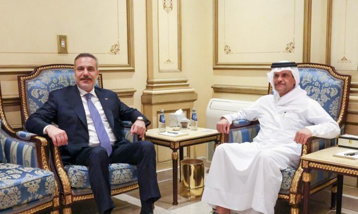 فيدان يلتقي نائب رئيس الوزراء القطري في الدوحة ويقدم تعازيه لخليل الحية