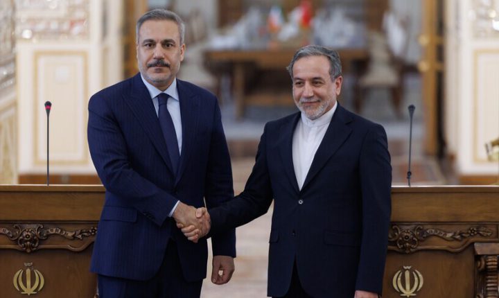 فيدان يبحث مع عراقجي مستجدات المفاوضات الإيرانية الأمريكية