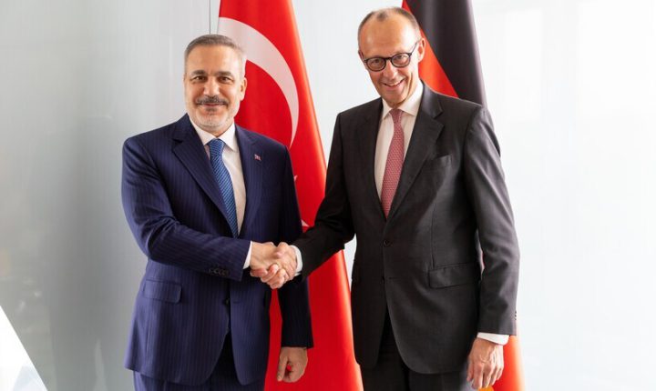 فيدان يلتقي المستشار الألماني بالعاصمة برلين