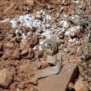 مقتل شخصين وإصابة آخر بانفجار قنبلة يدوية شرقي إدلب