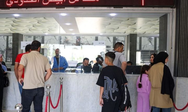 منفذ تل أبيض يبدأ تطبيق قرار السماح بعبور فئات محددة من المسافرين باتجاه تركيا