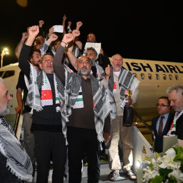 نقل 59 ناشطا من “أسطول الصمود” إلى تركيا