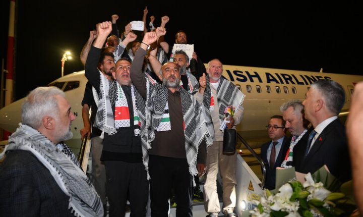 نقل 59 ناشطا من “أسطول الصمود” إلى تركيا
