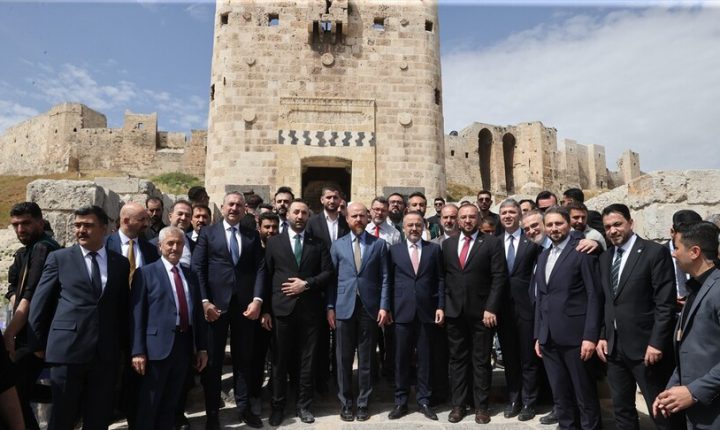 وفد تركي يجري جولة في محافظة حلب السورية