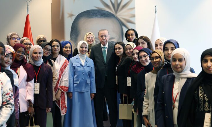 أردوغان يستقبل شابات “برنامج القيادة للمسلمات”