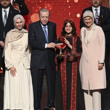 طفلة فلسطينية تتسلم جائزة من أردوغان وتتمسك بالعودة إلى غزة
