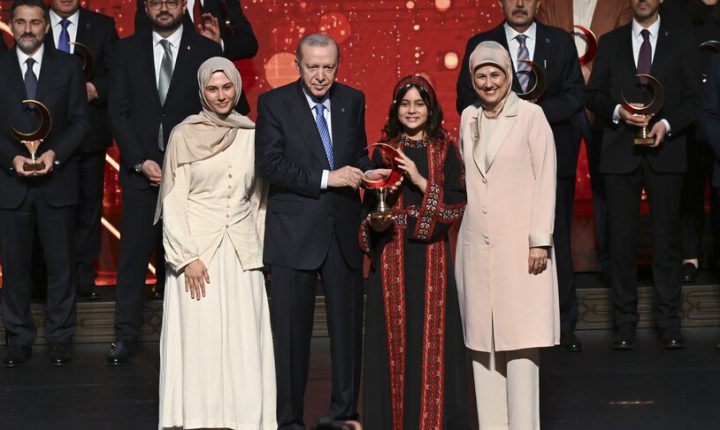 طفلة فلسطينية تتسلم جائزة من أردوغان وتتمسك بالعودة إلى غزة