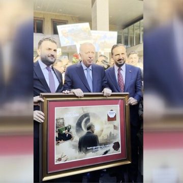 شباب يهنئون أردوغان بـ”يوم الأب” ويقدمون له لوحة تذكارية