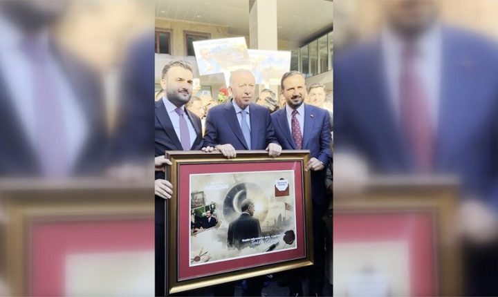 شباب يهنئون أردوغان بـ”يوم الأب” ويقدمون له لوحة تذكارية