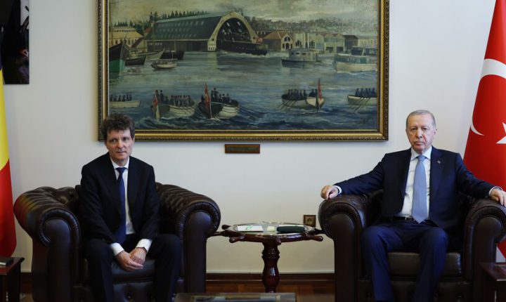 أردوغان يبحث مع رئيس رومانيا أمن البحر الأسود وتطوير العلاقات